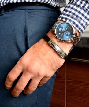 Zegarek męski Hugo Boss Associate 1513839 z kolekcji zegarków Hugo Bossto to model na stalowej, srebrnej bransolecie z japońskim mechanizmem. Zegarek Hugo Boss z niebieską tarczą i prostymi indeksami (1).jpg