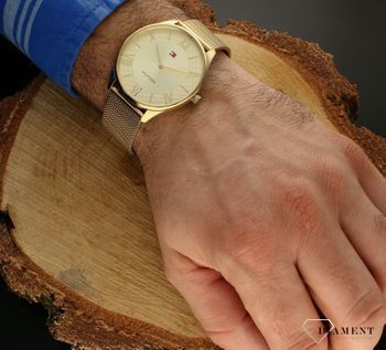 Zegarek męski Tommy Hilfiger Becker 1710515. Wyposażony jest w kwarcowy mechanizm, zasilany za pomocą baterii. Posiada bardzo wysoką dokładność mierzenia czasu. Męski zegarek na stalowej bransolecie w kolorze złotym (1).jpg