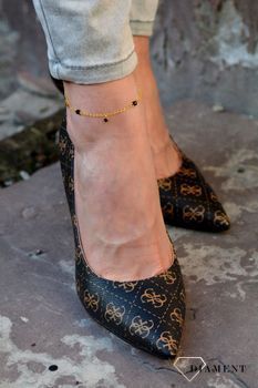 Pozłacana bransoletka na nogę z ciemnymi kryształkami Swarovskiego BAG20385000J. Bransoletka na nogę to świetny dodatek pasujący zazwyczaj do letnich, koronkowych stylizacji.  (2).JPG