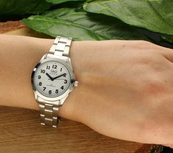 Zegarek damski Q&Q na bransolecie C193-204. Damski zegarek na bransolecie. Zegarek damski QQ z wyraźnymi cyframi. Zegarek dla kobiety na bransolecie. Zegarek na prezent (1).jpg