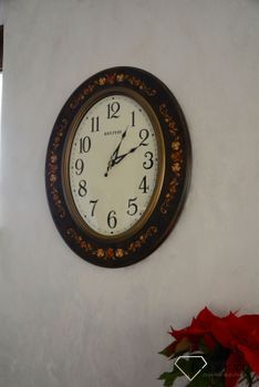 Zegar na ścianę Rhythm drewniany owalny z wzorem CMG298NR06. Owalny duży zegar ścienny w kolorze brązowym. Obudowa wykonana z wytrzymałego drewna w kolorze brązowym (7).JPG