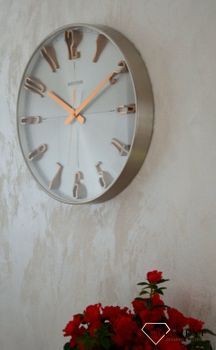 Zegar ścienny do salonu srebrny Rhythm z różowym złotem CMG554NR19. Zegar ścienny do salonu zachowany w nowoczesnej formie. Okrągła obudowa wykonana z wysokiej jakości materiału metalu (4).JPG