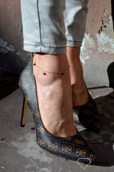 Srebrna pozłacana bransoletka na nogę z kryształami granat. Bransoletka na nogę to oryginalna, kobieca biżuteria, szczególnie pasująca do letnich i wakacyjnych stylizacji (5).JPG