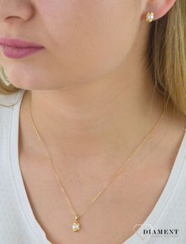 Komplet złotej biżuterii kolczyki i zawieszka perełki DIA-KPL-5308-585. Piękny komplet złotej biżuterii to idealna propozycja na prezent dla ukochanej kobiety. W skład kompletu wchodzą del (4).JPG