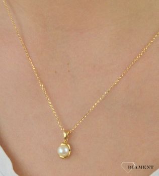 Komplet złotej biżuterii kolczyki i zawieszka perełki DIA-KPL-5308-585. Piękny komplet złotej biżuterii to idealna propozycja na prezent dla ukochanej kobiety. W skład kompletu wchodzą del (5).JPG