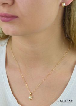 Komplet złotej biżuterii kolczyki i zawieszka perełki DIA-KPL-5308-585. Piękny komplet złotej biżuterii to idealna propozycja na prezent dla ukochanej kobiety. W skład kompletu wchodzą del.JPG