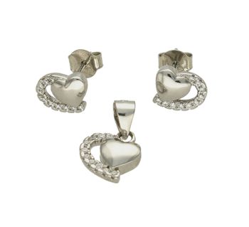 Srebrny komplet zawieszka i kolczyki w kształcie serca DIA-KPL-6633-925. Piękny komplet srebrnej biżuterii to idealna propozycja na prezent dla ukochanej. W skład kompletu wchodzą delikatne kolczyki na sztyft i wisiorek niewie.jpg