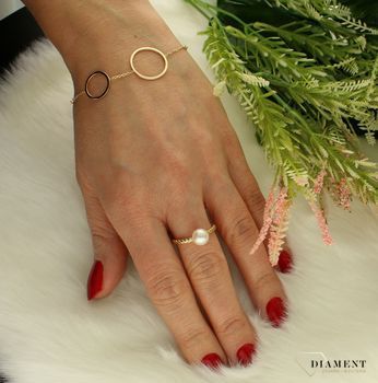 Złoty pierścionek z perłą Dall'Acqua DIA-PRS-AN0412-585. DALL'ACQUA to marka podkreślająca kobiece piękno, łącząca idealnie klasykę i najnowsze trendy w biżuterii. W tym sezonie królują serduszka, gwiazdki i koraliki (1).jpg