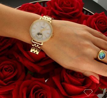Zegarek damski złoty Fossil Jacqueline ES5167. Zegarek damski zasilany za pomocą baterii. Tarcza zegarka w pięknej perłowej odsłonie wzbogacona tarczą z Fazami księżyca. Dookoła tarczy, błyszczące cyrkoni (1).jpg