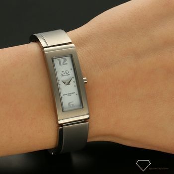 Zegarek damski JVD prostokąt srebrne indeksy J5020.1. Mechanizm japoński mieści się w stalowej, wytrzymałej kopercie. Zegarek damski JVD.jpg