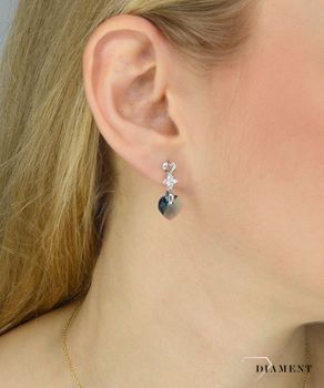 Srebrne kolczyki wiszące Spark Swarovski kryształki niebieskie serca KC622810DB. Piękne wiszące kolczyki Spark Swarovski to ciekawa biżuteria z efektownym połączeniem srebra i luksusowych niebieskich  (1).JPG