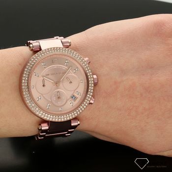 Zegarek damski w kolorze różowym. Modny i stylowy zegarek damski do odważnych kobiet, lubiących bawić się kolorem w dodatkach. Idealny pomysł na prezent.  (5).jpg
