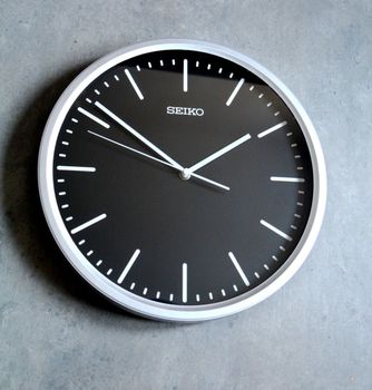Zegar ścienny srebrny Seiko cichy mechanizm QHA009S (1).JPG