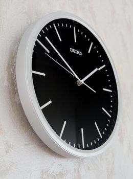 Zegar ścienny srebrny Seiko cichy mechanizm QHA009S (2).JPG