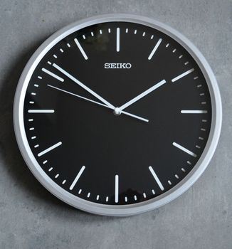 Zegar ścienny srebrny Seiko cichy mechanizm QHA009S (6).JPG