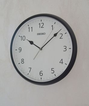 Zegar ścienny Seiko QXA796K - 28 cm. Zegar ścienny firmy Seiko w odcieniach czerni i bieli. Zegar ścienny do salonu Seiko QXA796K to ozdobny, prosty zegar pasujący do każdego wnętrza.  (2).JPG