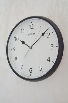 Zegar ścienny Seiko QXA796K - 28 cm. Zegar ścienny firmy Seiko w odcieniach czerni i bieli. Zegar ścienny do salonu Seiko QXA796K to ozdobny, prosty zegar pasujący do każdego wnętrza.  (3).JPG