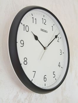 Zegar ścienny Seiko QXA796K - 28 cm. Zegar ścienny firmy Seiko w odcieniach czerni i bieli. Zegar ścienny do salonu Seiko QXA796K to ozdobny, prosty zegar pasujący do każdego wnętrza.  (5).JPG