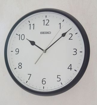 Zegar ścienny Seiko QXA796K - 28 cm. Zegar ścienny firmy Seiko w odcieniach czerni i bieli. Zegar ścienny do salonu Seiko QXA796K to ozdobny, prosty zegar pasujący do każdego wnętrza.  (6).JPG