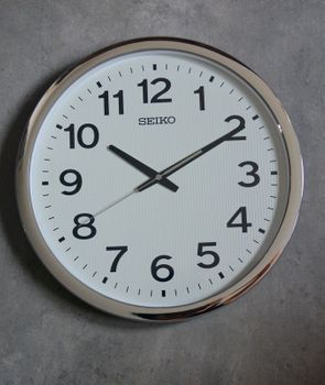 Zegar ścienny SEIKO QXA799S srebrny luminescencyjna tarcza. Zegar ścienny ze srebrną ramką. Zegar ścienny do biura. Dodatki do domu w kolorze srebrnym ( (3).JPG