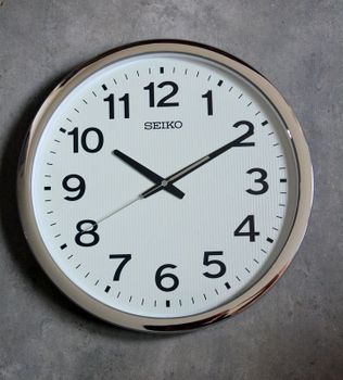 Zegar ścienny SEIKO QXA799S srebrny luminescencyjna tarcza. Zegar ścienny ze srebrną ramką. Zegar ścienny do biura. Dodatki do domu w kolorze srebrnym ( (4).JPG