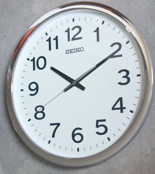 Zegar ścienny SEIKO QXA799S srebrny luminescencyjna tarcza. Zegar ścienny ze srebrną ramką. Zegar ścienny do biura. Dodatki do domu w kolorze srebrnym ( (5).JPG
