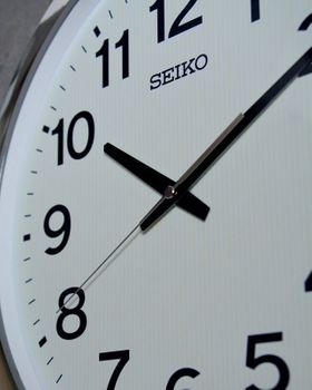Zegar ścienny SEIKO QXA799S srebrny luminescencyjna tarcza. Zegar ścienny ze srebrną ramką. Zegar ścienny do biura. Dodatki do domu w kolorze srebrnym ( (6).JPG