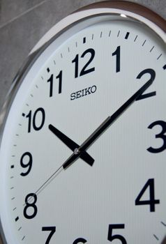 Zegar ścienny SEIKO QXA799S srebrny luminescencyjna tarcza. Zegar ścienny ze srebrną ramką. Zegar ścienny do biura. Dodatki do domu w kolorze srebrnym ( (7).JPG