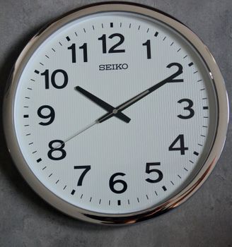 Zegar ścienny SEIKO QXA799S srebrny luminescencyjna tarcza. Zegar ścienny ze srebrną ramką. Zegar ścienny do biura. Dodatki do domu w kolorze srebrnym (.JPG