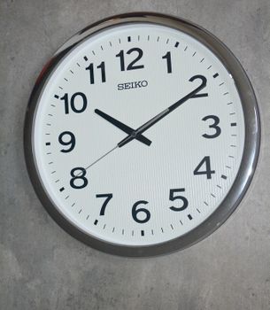 Zegar ścienny SEIKO QXA799S srebrny luminescencyjna tarcza. Zegar ścienny ze srebrną ramką. Zegar ścienny do biura. Dodatki do domu w kolorze srebrnym (1).JPG