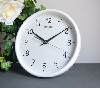 Zegar ścienny biurkowy SEIKO QXA804W 22 cm Biały. Zegary ścienne białe. Zegary na ścianę. Zegary Seiko z płynącym mechanizmem.  (1).JPG