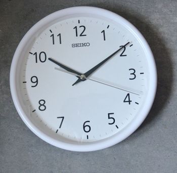 Zegar ścienny biurkowy SEIKO QXA804W 22 cm Biały. Zegary ścienne białe. Zegary na ścianę. Zegary Seiko z płynącym mechanizmem.  (2).JPG