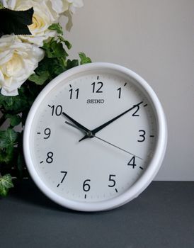 Zegar ścienny biurkowy SEIKO QXA804W 22 cm Biały. Zegary ścienne białe. Zegary na ścianę. Zegary Seiko z płynącym mechanizmem.  (3).JPG