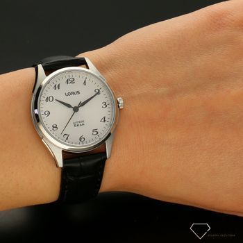 Zegarek damski na czarnym pasku Lorus RG287SX9 ze srebrną tarcza i czarnymi cyframi. Czytelny zegarek na prezent dla babci lub mamy (5).jpg