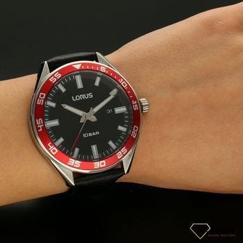 Zegarek męski Classic LORUS Czarny pasek RH941NX9. Zegarek męski z czarnym paskiem skórzanym o gładkiej fakturze. Tarcza zegarka zachowana w czarnej, męskiej kolorystyce z wyraźnymi i czytelnymi indeksami (1).jpg