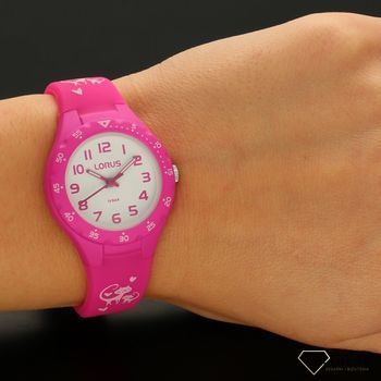 Zegarek dla dziewczynki Lorus 'Zakochane kotki' RRX55GX9 ✅ Zegarek Lorus zbudowany jest z koperty z tworzywa sztucznego w kolorze różowym oraz paska silikonowego w kolorze różowym (1).jpg