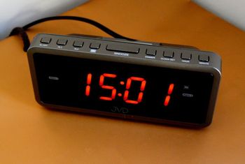 Zegar biurkowy budzik sieciowy z dużymi wyraźnymi pomarańczowymi cyframi LED. Długość 16 cm. Cyfry 3 cm. Budzik z drzemką i wibracjami (1).JPG