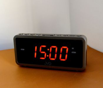 Zegar biurkowy budzik sieciowy z dużymi wyraźnymi pomarańczowymi cyframi LED. Długość 16 cm. Cyfry 3 cm. Budzik z drzemką i wibracjami (2).JPG