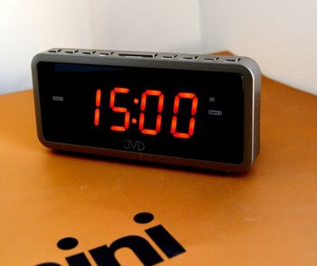 Zegar biurkowy budzik sieciowy z dużymi wyraźnymi pomarańczowymi cyframi LED. Długość 16 cm. Cyfry 3 cm. Budzik z drzemką i wibracjami (3).JPG