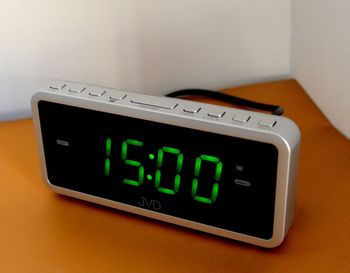 Zegar biurkowy budzik sieciowy z dużymi wyraźnymi zielonymi cyframi LED. Długość 16 cm. Cyfry 3 cm. Budzik z drzemką i Budzik cyfrowy JVD (1).JPG