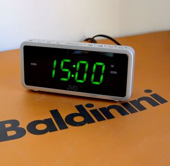 Zegar biurkowy budzik sieciowy z dużymi wyraźnymi zielonymi cyframi LED. Długość 16 cm. Cyfry 3 cm. Budzik z drzemką i Budzik cyfrowy JVD (2).JPG