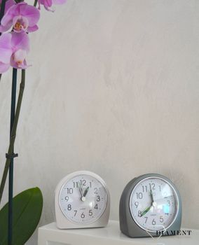 Budzik klasyczny JVD szary SRP213.1 ✅ Budzik czeskiej marki JVD o klasycznym wyglądzie w kolorze szarym. ✅ Tarcza zegarka w kolorze białym z czarnymi cyframi arabskimi (4).JPG