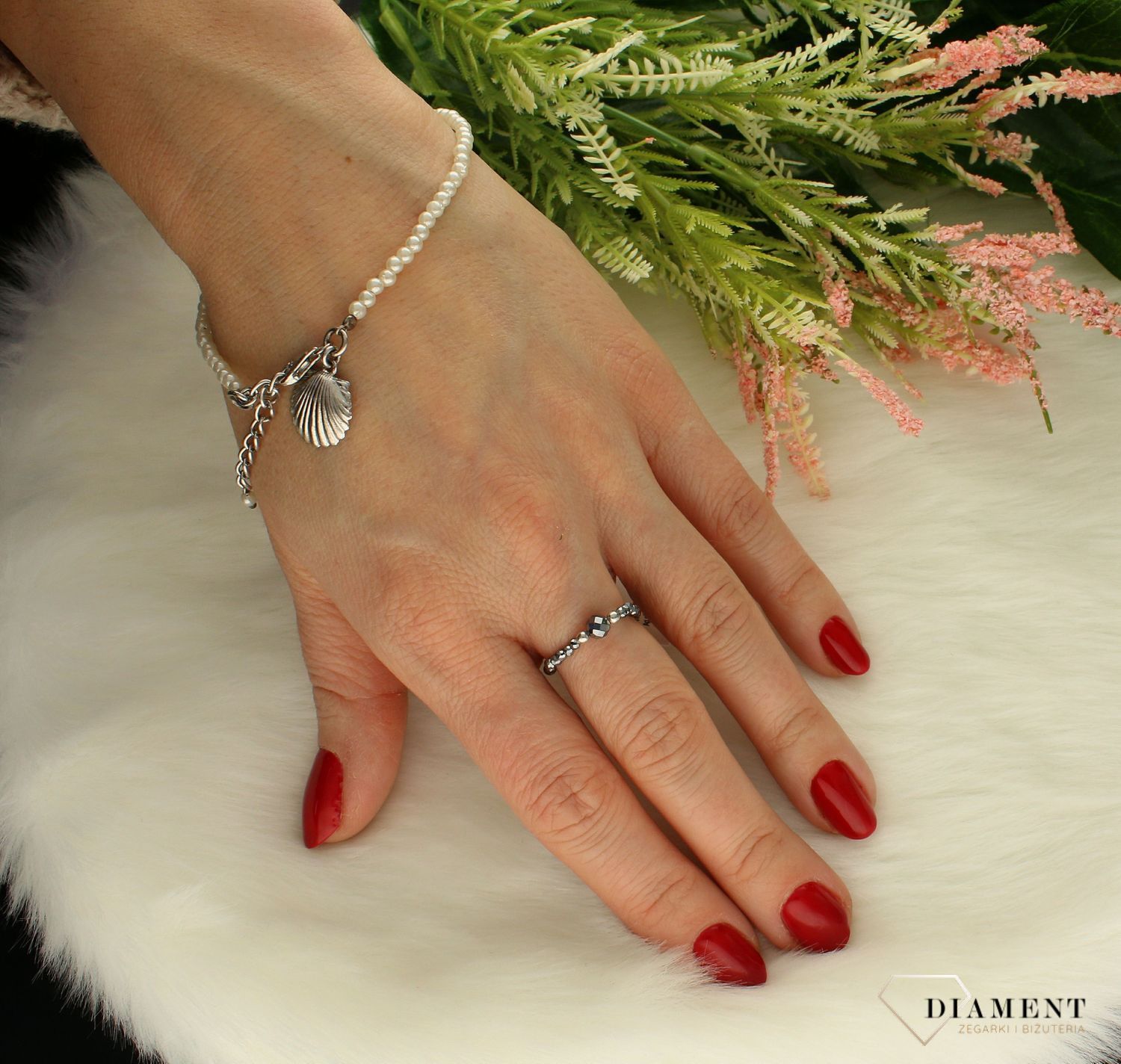 Bransoletka damska z koralikami w perłowym kolorze muszelka 000-WON-IBPW113.Wyjątkowa damska bransoletka, która składa się z koralików w perłowym mieniącym się kolorze i zawieszki srebrnej muszelki. Zapięcie bransoletki to w (3).jpg