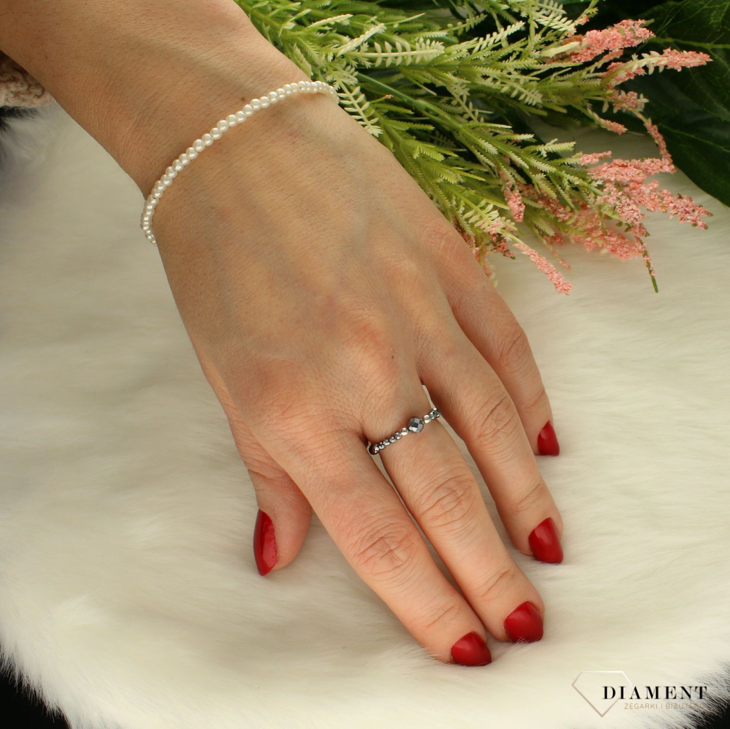 Bransoletka damska z koralikami w perłowym kolorze muszelka 000-WON-IBPW113.Wyjątkowa damska bransoletka, która składa się z koralików w perłowym mieniącym się kolorze i zawieszki srebrnej muszelki. Zapięcie bransoletki to w (3).jpg