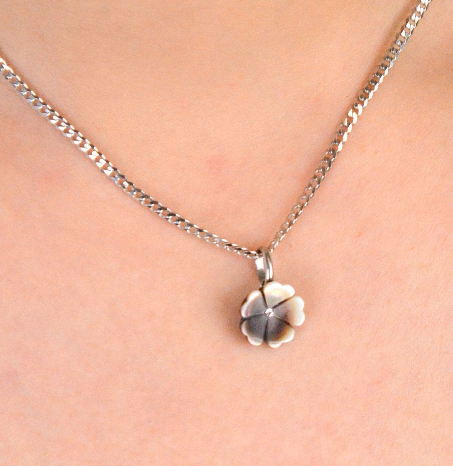 Zawieszka srebrna kwiatek masa jubilerska próba 925, 000-WON-IWMF129 Wykonana z wysokiej jakości srebra próby 925, zachwyca lekkością i estetycznym wykonaniem.1.jpg