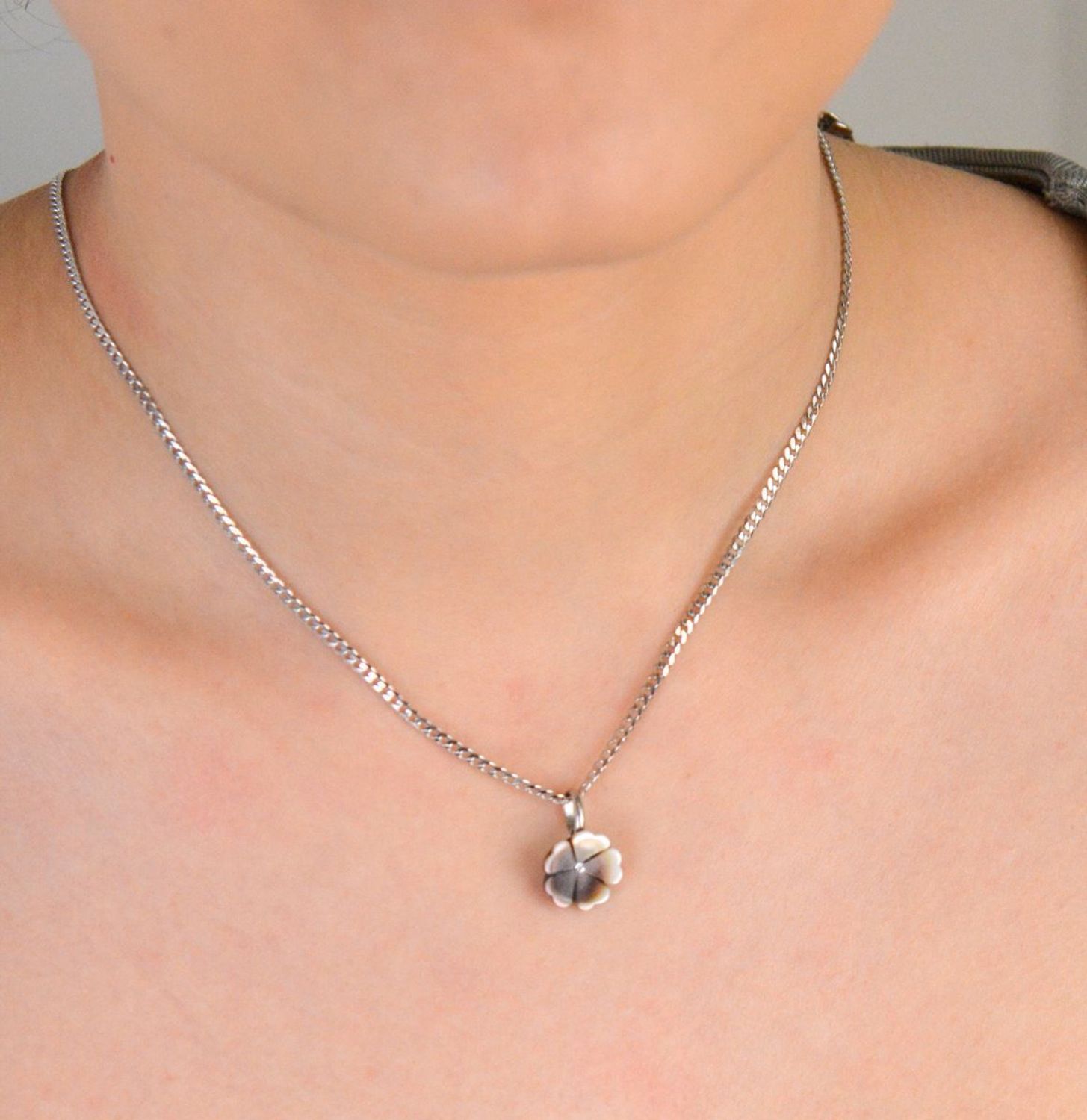 Zawieszka srebrna kwiatek masa jubilerska próba 925, 000-WON-IWMF129 Wykonana z wysokiej jakości srebra próby 925, zachwyca lekkością i estetycznym wykonaniem.1.jpg