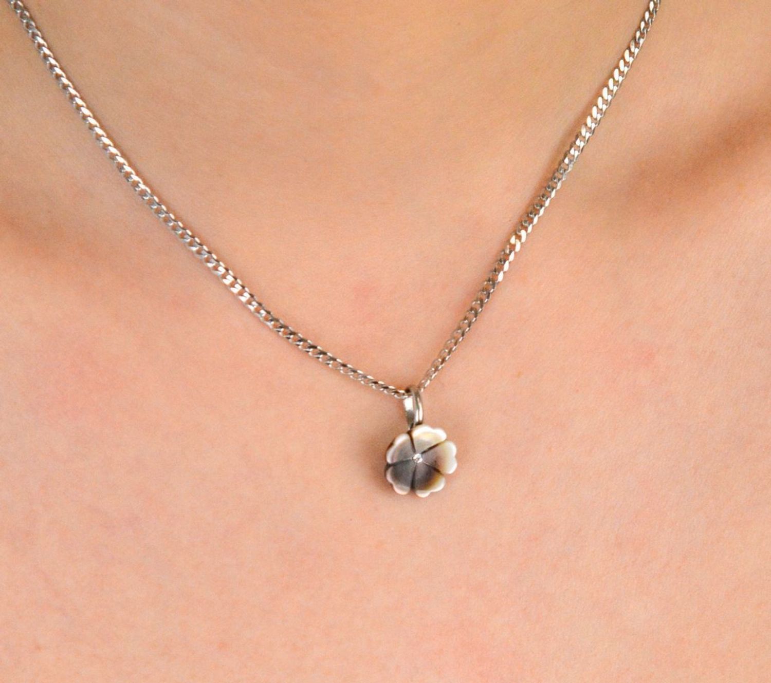 Zawieszka srebrna kwiatek masa jubilerska próba 925, 000-WON-IWMF129 Wykonana z wysokiej jakości srebra próby 925, zachwyca lekkością i estetycznym wykonaniem.1.jpg