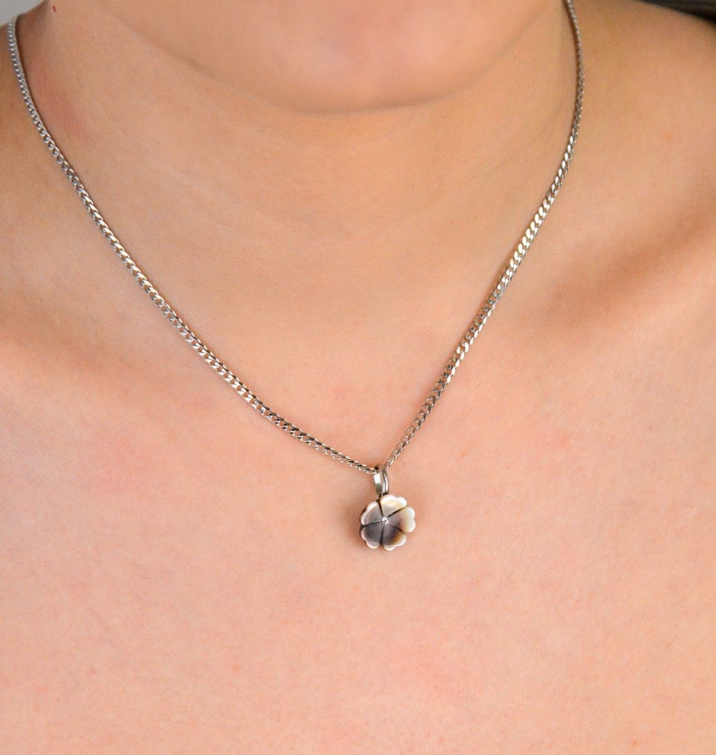 Zawieszka srebrna kwiatek masa jubilerska próba 925, 000-WON-IWMF129 Wykonana z wysokiej jakości srebra próby 925, zachwyca lekkością i estetycznym wykonaniem.1.jpg