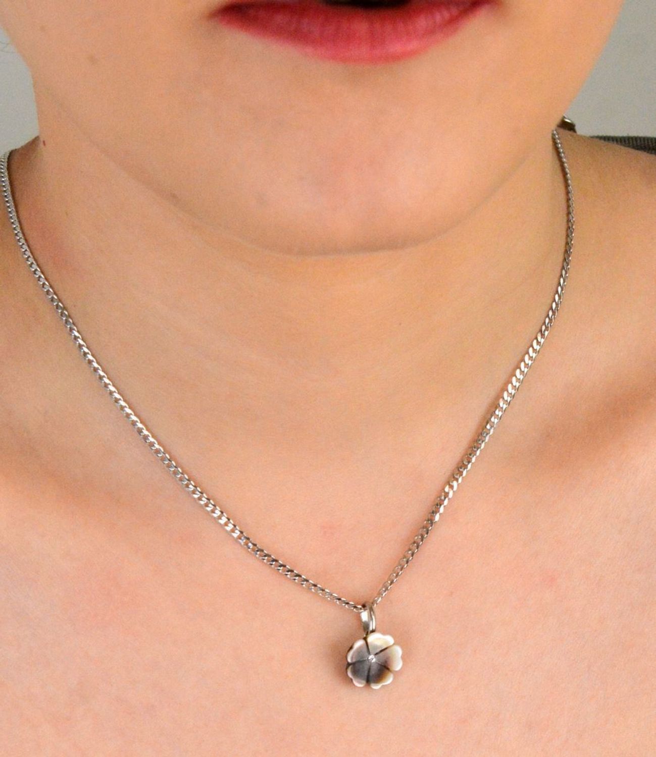 Zawieszka srebrna kwiatek masa jubilerska próba 925, 000-WON-IWMF129 Wykonana z wysokiej jakości srebra próby 925, zachwyca lekkością i estetycznym wykonaniem.1.jpg