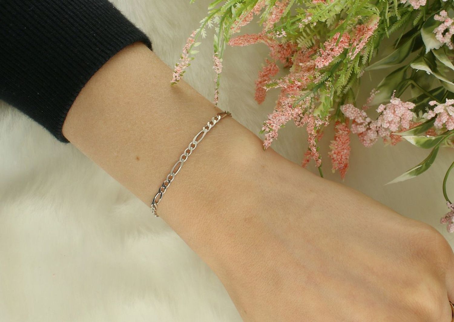 Bransoletka Figaro z srebra próby 925 o długości 22 cm, szerokości 2 mm i wadze 2,76 g. Zapięcie na karabińczyk, uniwersalny design idealny na prezent.1.jpg